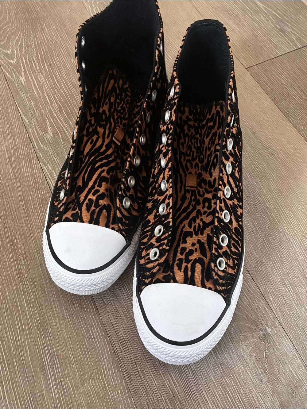 Converse leopard print high top sneakers Velvet Men’s size 10 women’s size 12